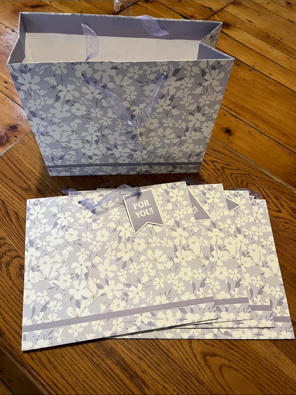 GRAPHIQUE - Lavender Floral Gift Bags. 5 pack. Beautiful for Mothers Day Gifts.